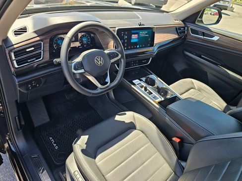Certified 2025 Volkswagen Atlas SEL AWD/4WD image 2