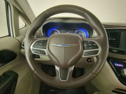 Used 2017 Chrysler Pacifica Touring-L image 26