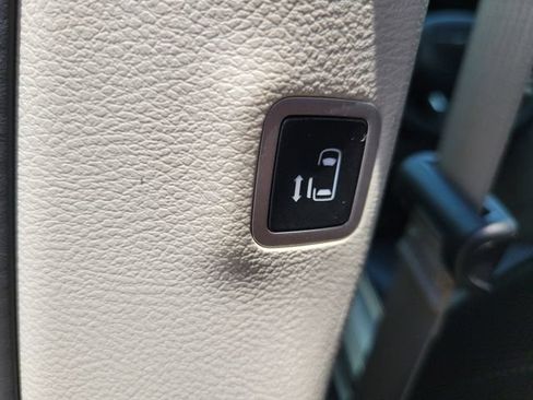 Used 2023 Chrysler Pacifica Touring-L FWD image 21
