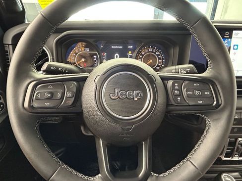 Used 2025 Jeep Gladiator Sport AWD/4WD image 28