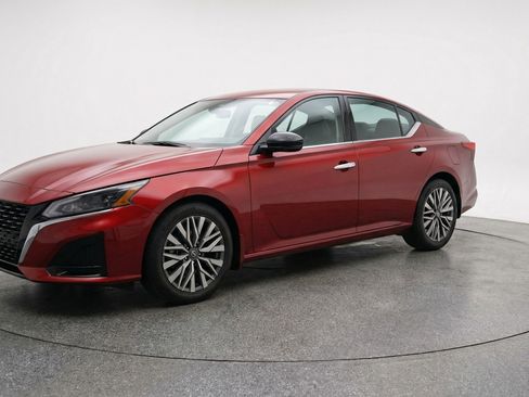 Used 2025 Nissan Altima 2.5 SV image 3
