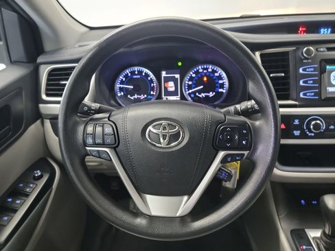 Used 2019 Toyota Highlander LE AWD/4WD image 17
