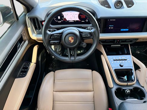 Used 2025 Porsche Cayenne Coupe image 17