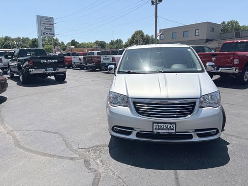 Used 2012 Chrysler Town & Country Touring-L w/ Entertainment Group #2 FWD image 4
