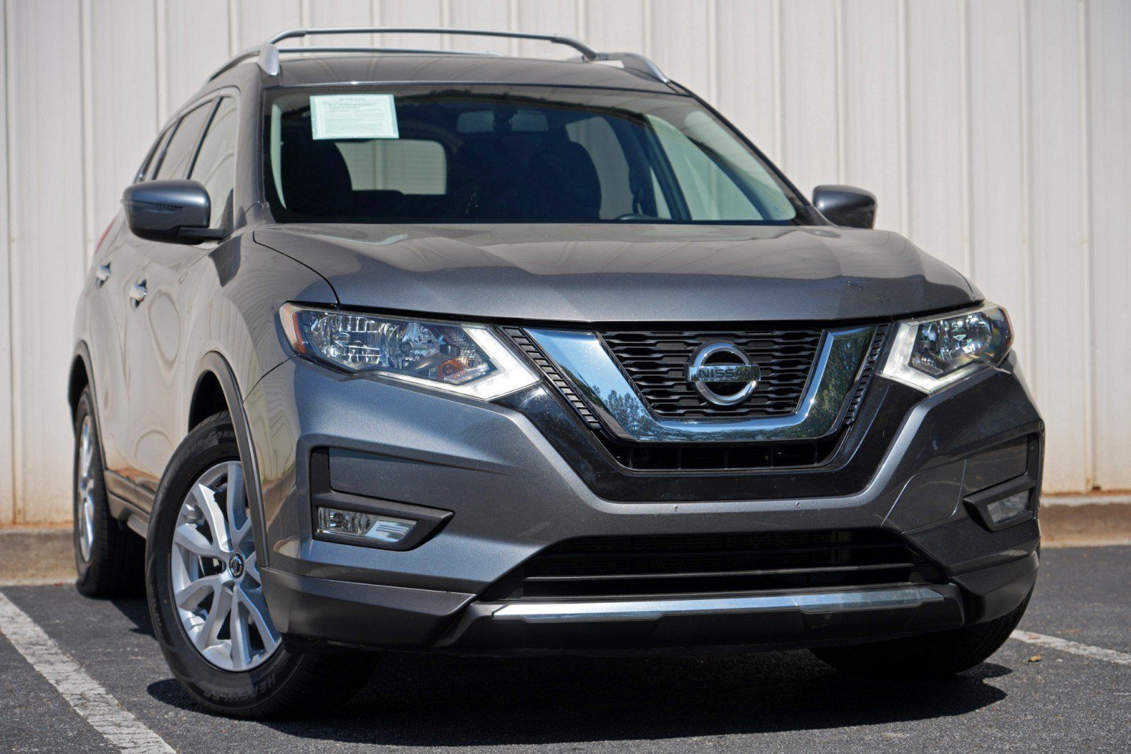 Used 2017 Nissan Rogue SV FWD image 2