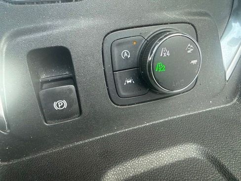 Used 2022 Chevrolet Traverse Premier AWD/4WD image 18