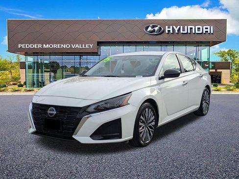 Used 2025 Nissan Altima 2.5 SV FWD image 2
