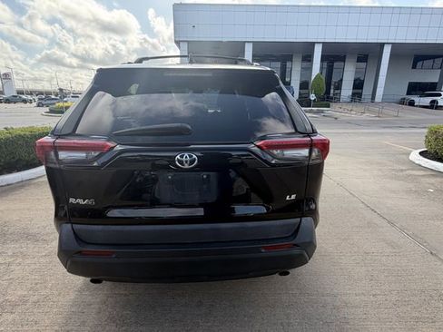 Used 2021 Toyota RAV4 LE FWD image 6