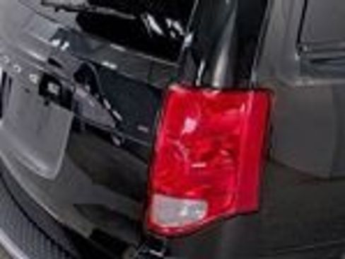 Used 2020 Dodge Grand Caravan SE image 6