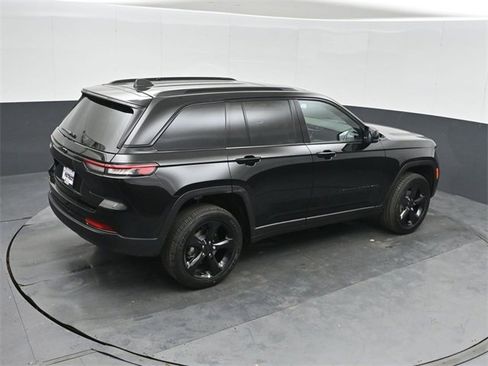 New 2025 Jeep Grand Cherokee Altitude image 32