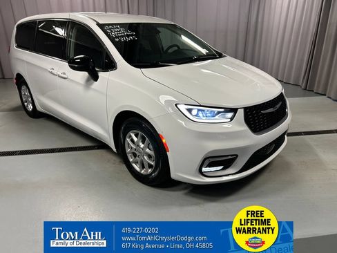 Used 2024 Chrysler Pacifica Touring-L FWD image 1