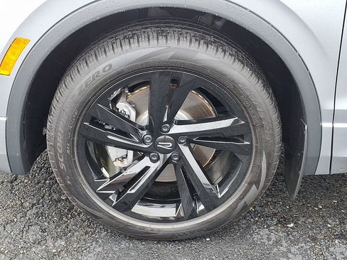 Used 2024 Volkswagen Tiguan SE R-Line image 27