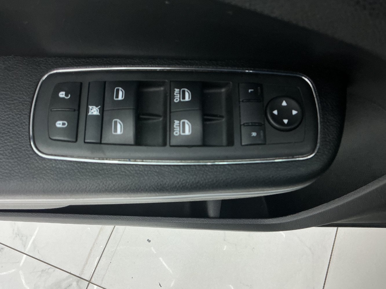 Used 2019 Chrysler 300 S AWD/4WD image 38