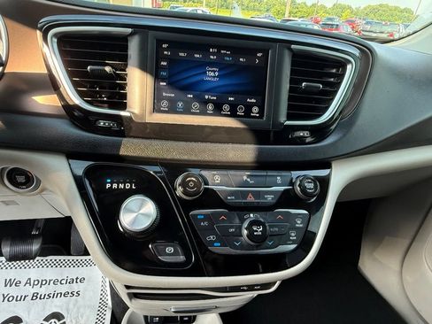 Used 2019 Chrysler Pacifica Touring-L FWD image 23