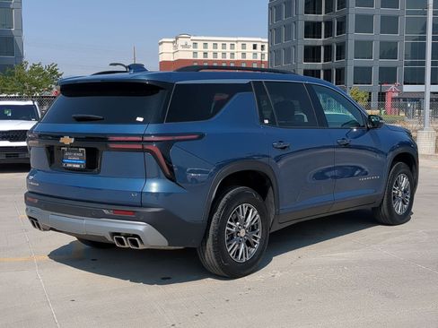 Used 2024 Chevrolet Traverse LT w/ Trailering Package FWD image 6