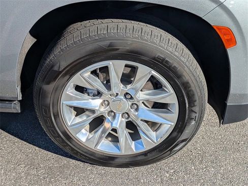 Used 2024 Chevrolet Suburban Premier image 10