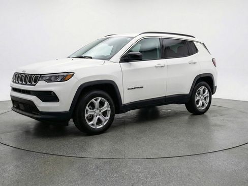 Used 2025 Jeep Compass Latitude AWD/4WD image 3