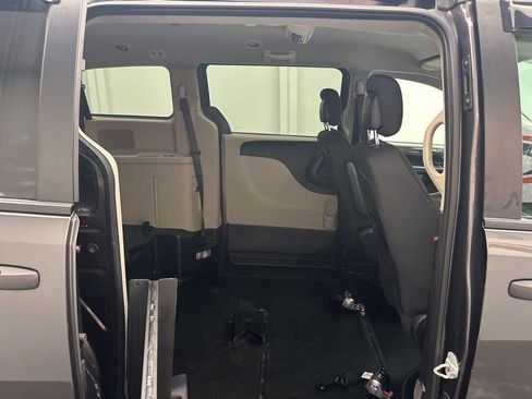 Used 2019 Dodge Grand Caravan SE w/ UConnect Hands-Free Group FWD image 8