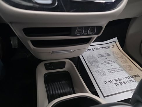 Used 2024 Chrysler Pacifica Touring-L image 18