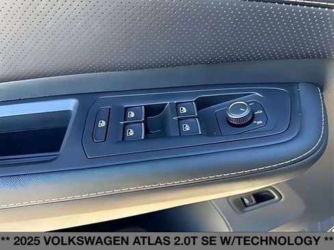 Used 2025 Volkswagen Atlas SE image 17