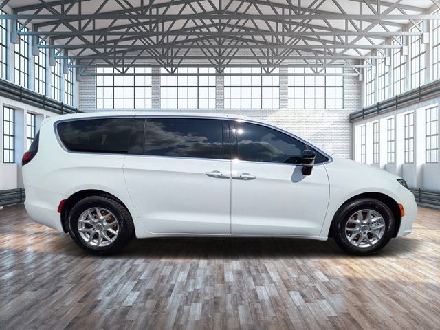Used 2024 Chrysler Pacifica Touring-L FWD image 2