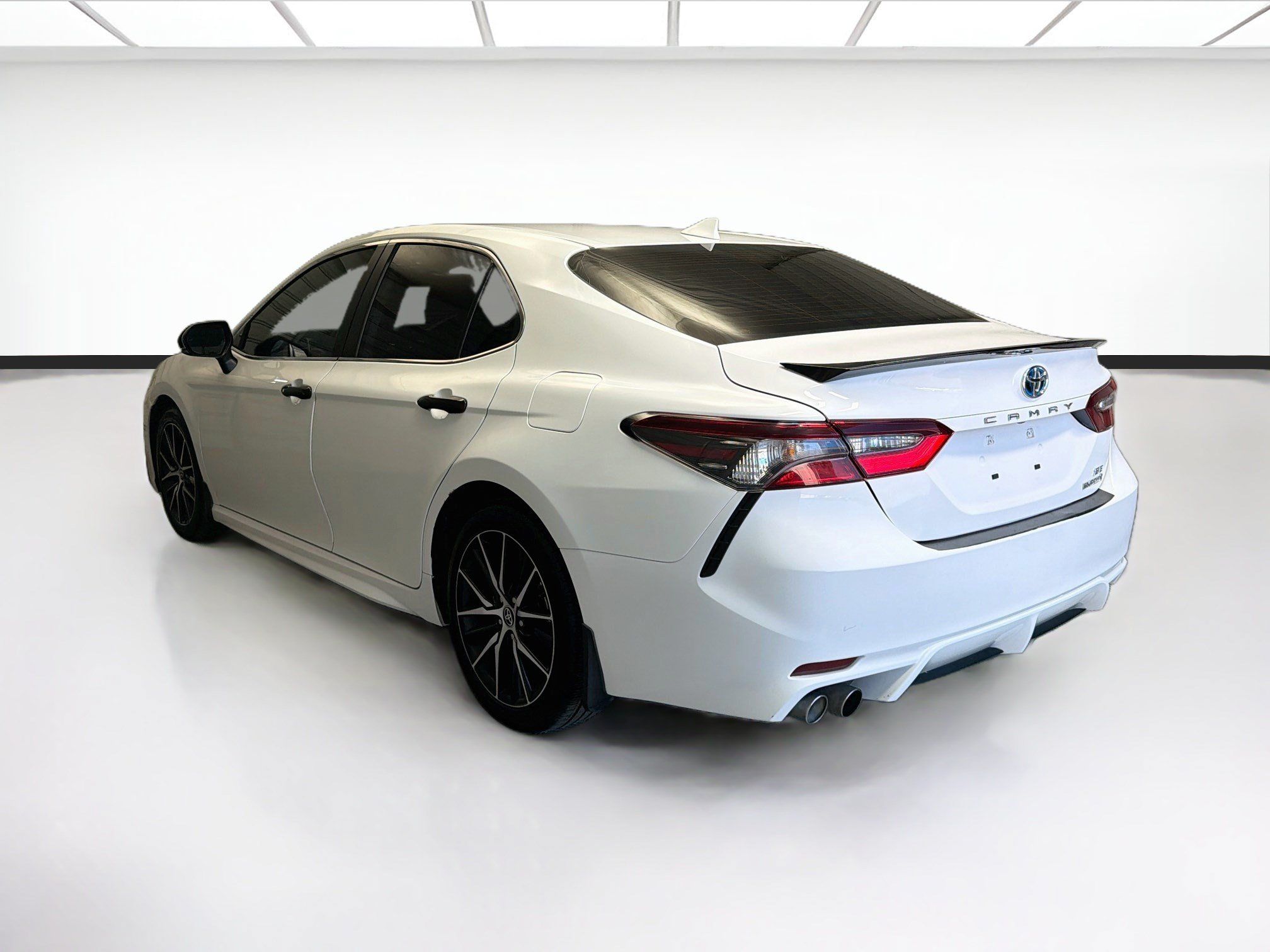 Used 2024 Toyota Camry SE w/ Cold Weather Package FWD image 6