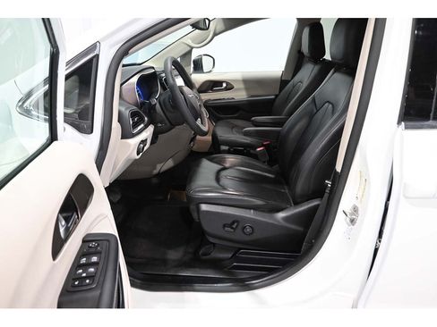 Used 2023 Chrysler Voyager LX FWD image 13