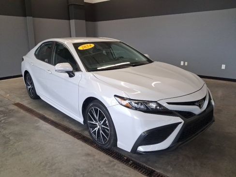 Used 2024 Toyota Camry SE image 2