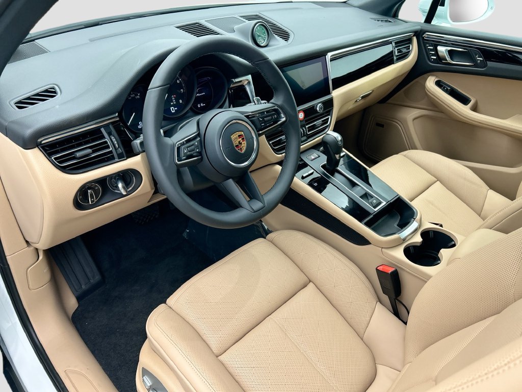 Used 2026 Porsche Macan AWD/4WD image 4