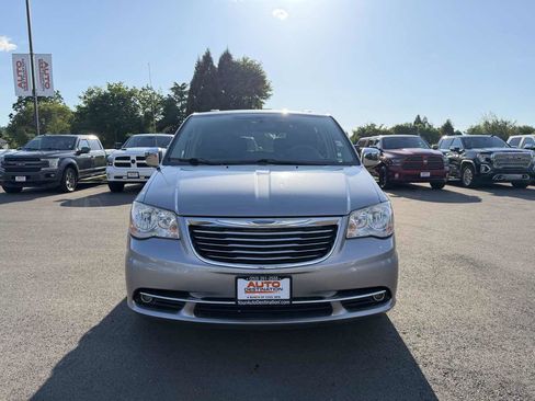 Used 2014 Chrysler Town & Country Touring-L w/ Driver Convenience Group FWD image 3