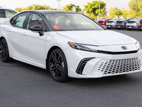 New 2026 Toyota Camry Hybrid FWD image 3