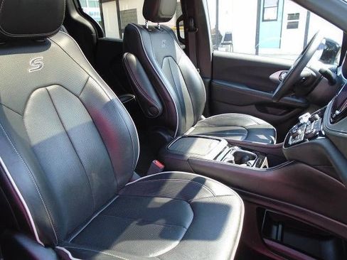 Used 2025 Chrysler Pacifica Limited FWD image 28