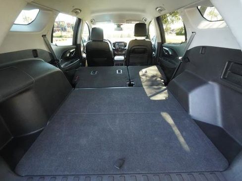 Used 2024 GMC Terrain SLT image 32