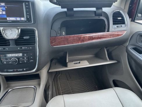 Used 2014 Chrysler Town & Country Touring-L w/ Driver Convenience Group FWD image 39