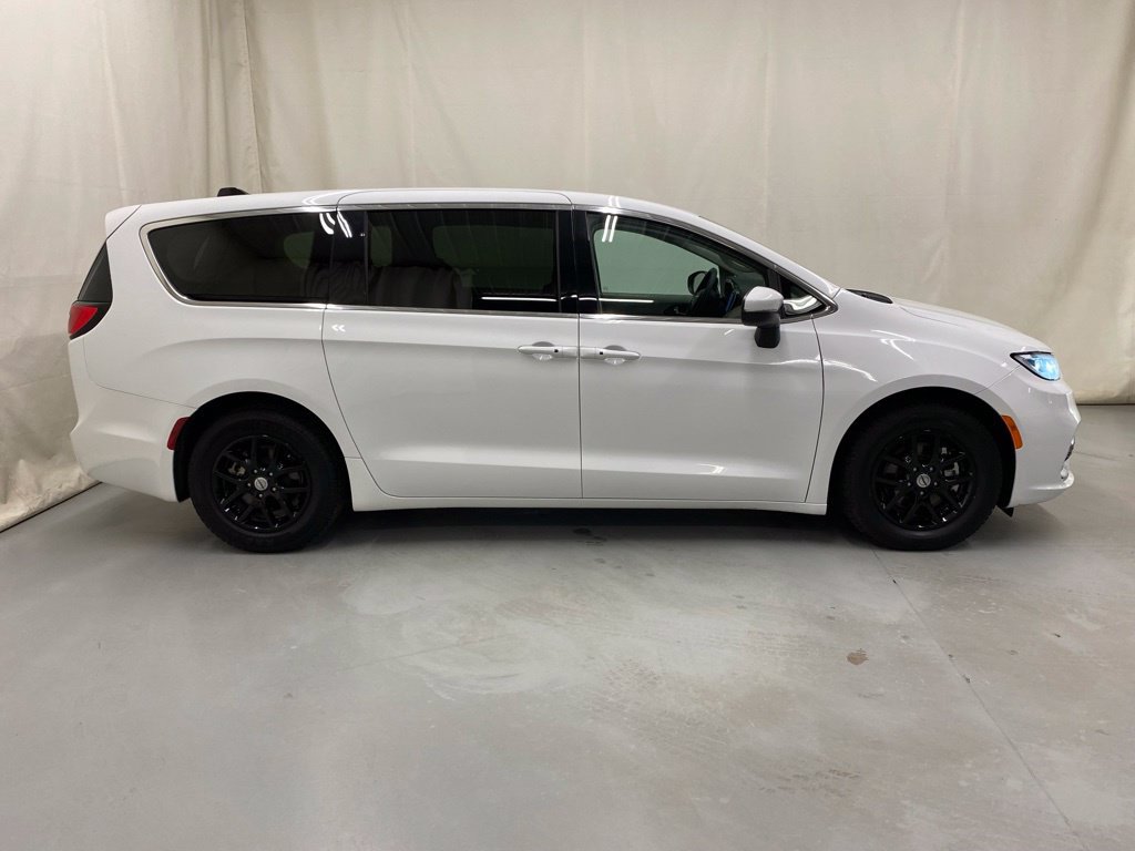 Used 2023 Chrysler Pacifica Touring-L FWD image 11