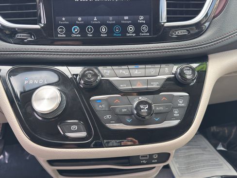 Used 2020 Chrysler Pacifica Limited w/ Advanced Safetytec Group FWD image 15