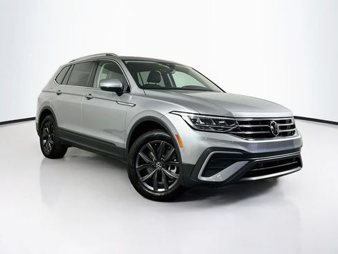 Used 2023 Volkswagen Tiguan SE w/ Panoramic Sunroof Package FWD image 1