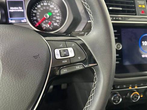 Used 2021 Volkswagen Tiguan SE w/ Panoramic Sunroof Package image 17