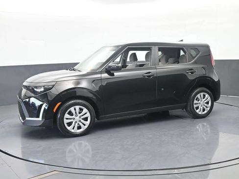Used 2023 Kia Soul LX FWD image 2
