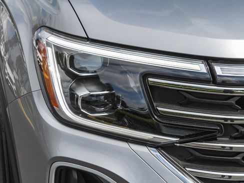 Used 2025 Volkswagen Atlas SE image 4