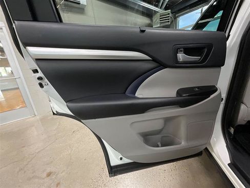 Used 2019 Toyota Highlander XLE FWD image 25