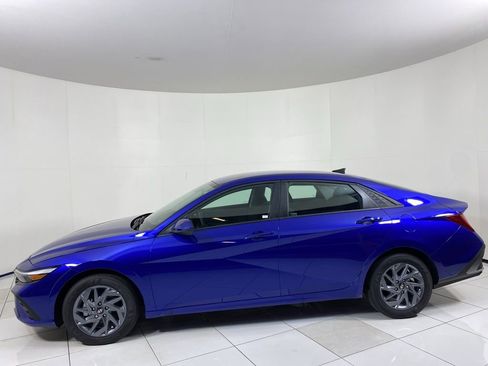New 2025 Hyundai Elantra Hybrid FWD image 2