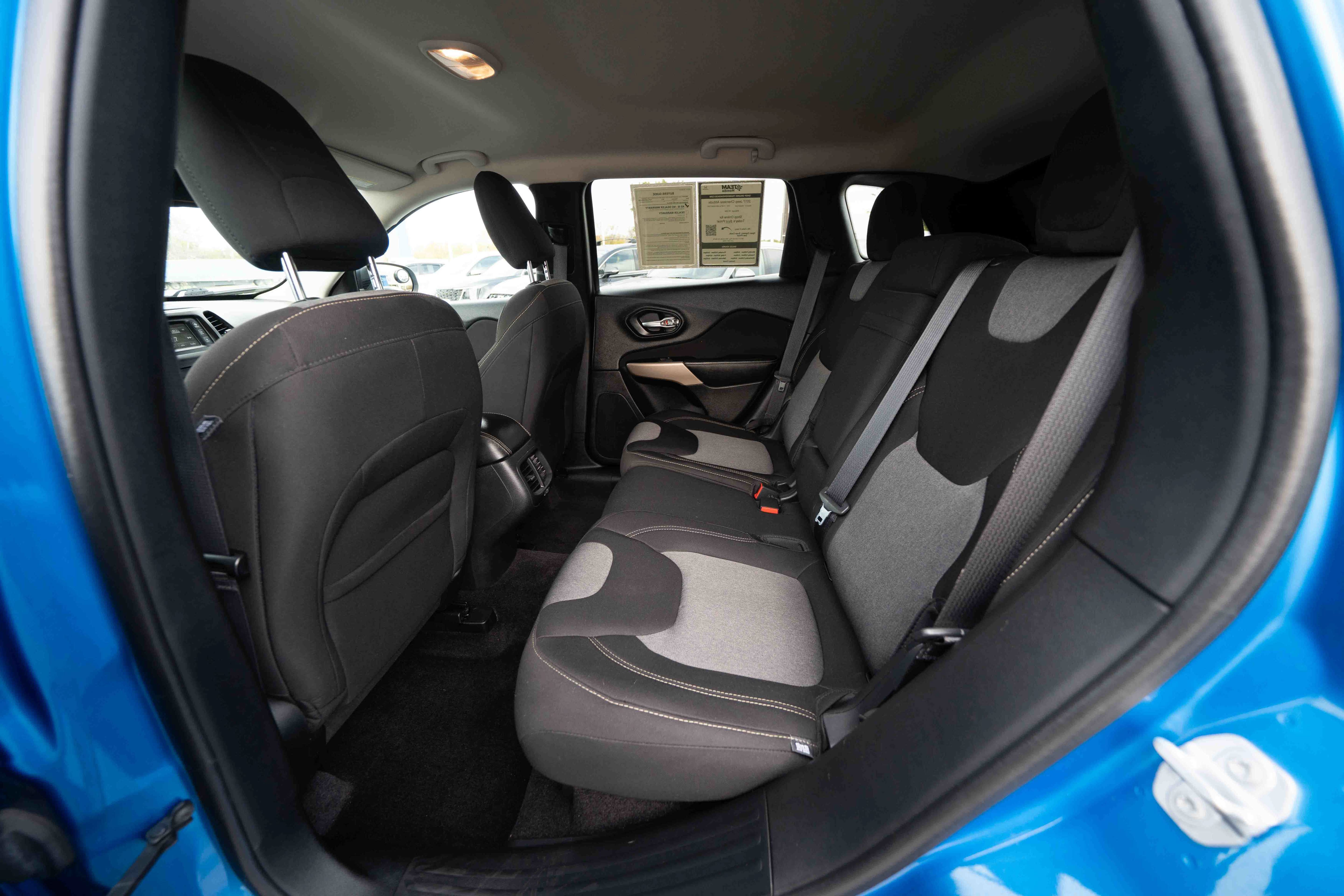 Used 2017 Jeep Cherokee Sport w/ Cold Weather Group FWD image 23