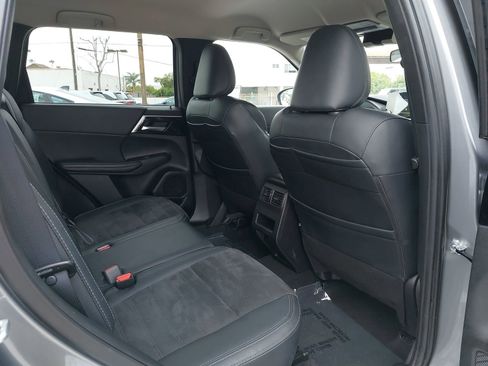 Used 2024 Mitsubishi Outlander SE AWD/4WD image 11