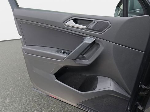 Used 2019 Volkswagen Tiguan SE w/ Panoramic Sunroof Package image 27