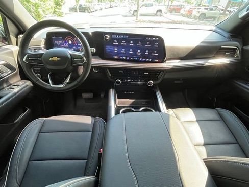 Used 2025 Chevrolet Suburban Premier AWD/4WD image 8