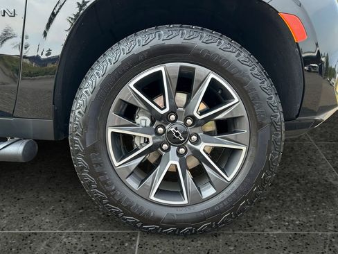 Used 2024 Chevrolet Suburban Z71 w/ Luxury Package image 9