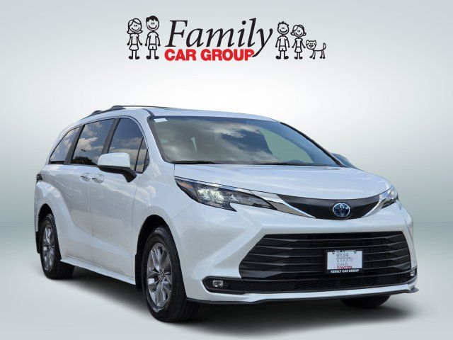 Used 2025 Toyota Sienna XLE FWD image 2