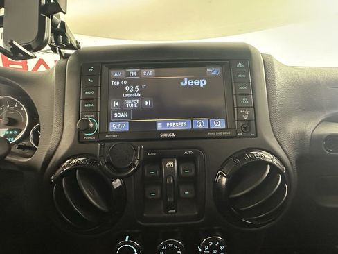 Used 2015 Jeep Wrangler Unlimited Sahara AWD/4WD image 29