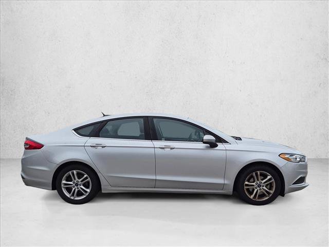 Used 2018 Ford Fusion SE w/ Fusion SE Technology Package FWD image 4